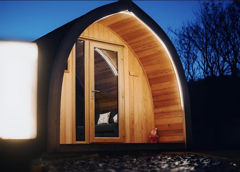 uma grande porta arqueada num edifício de madeira em Sahara INN Smart Resort & Camping em Dubai