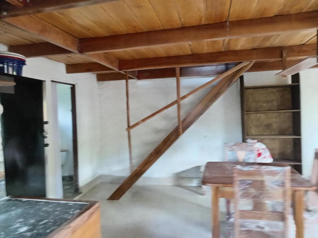 Una escalera en una habitación con techo de madera en Casa España, en Puerto Jiménez