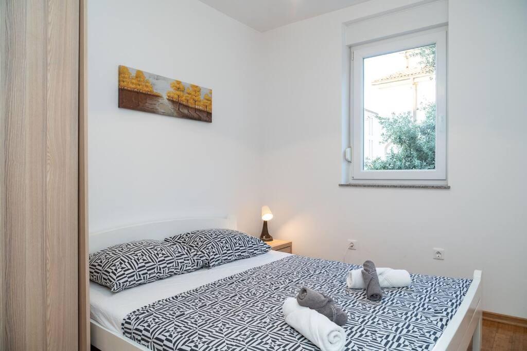 Кровать или кровати в номере Marea 2, apartment next to the beach