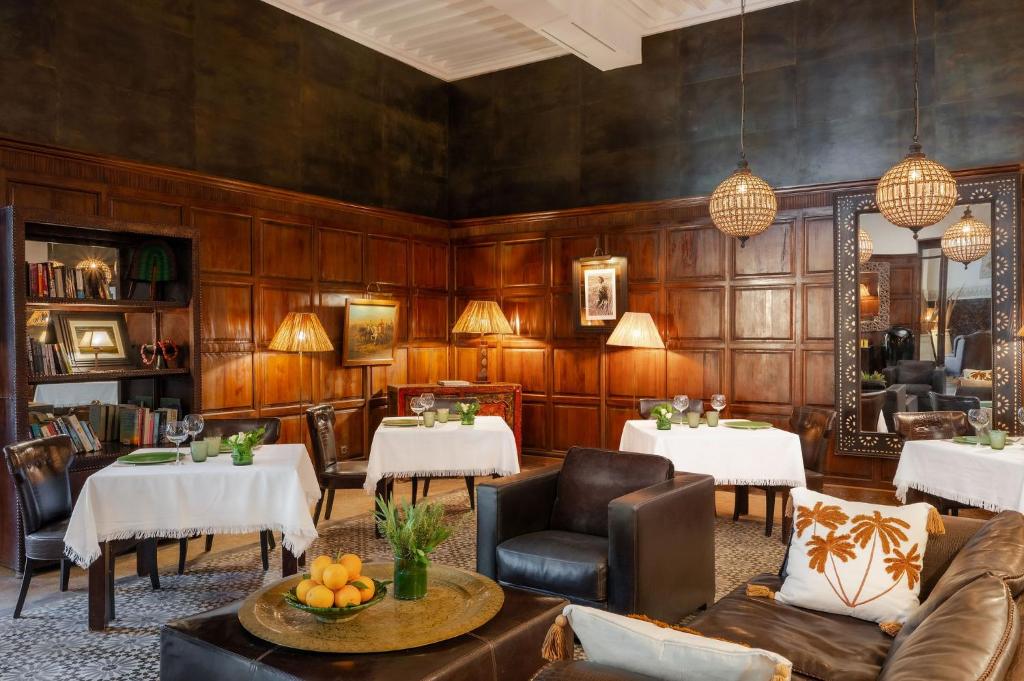 Posezení v ubytování La Villa des Orangers - Relais & Châteaux