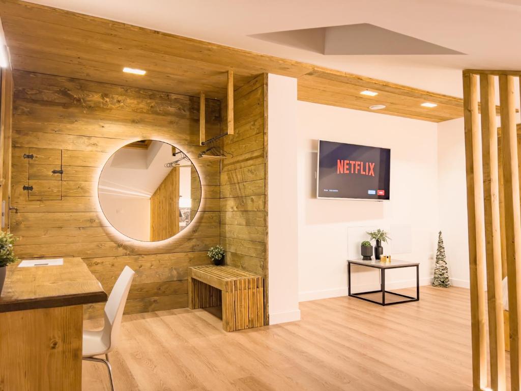 Cette chambre est dotée d'un mur en bois avec un miroir. dans l'établissement Wolf House BnB, à Coppito