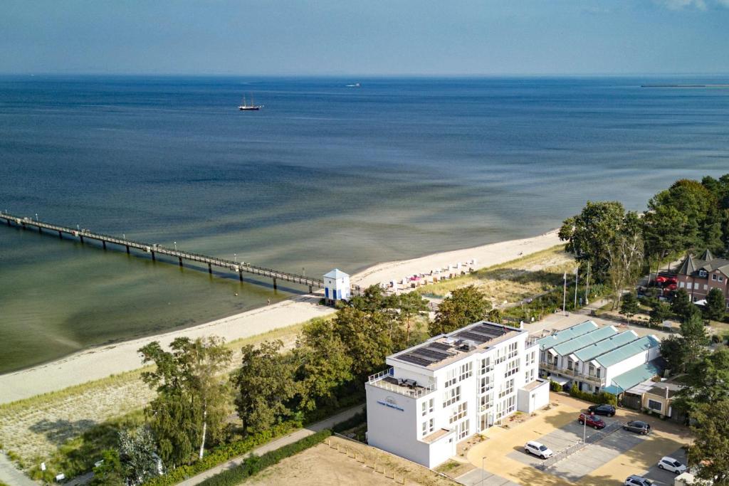 een luchtzicht op een strand en een pier bij Hotel Seebrücke in Lubmin