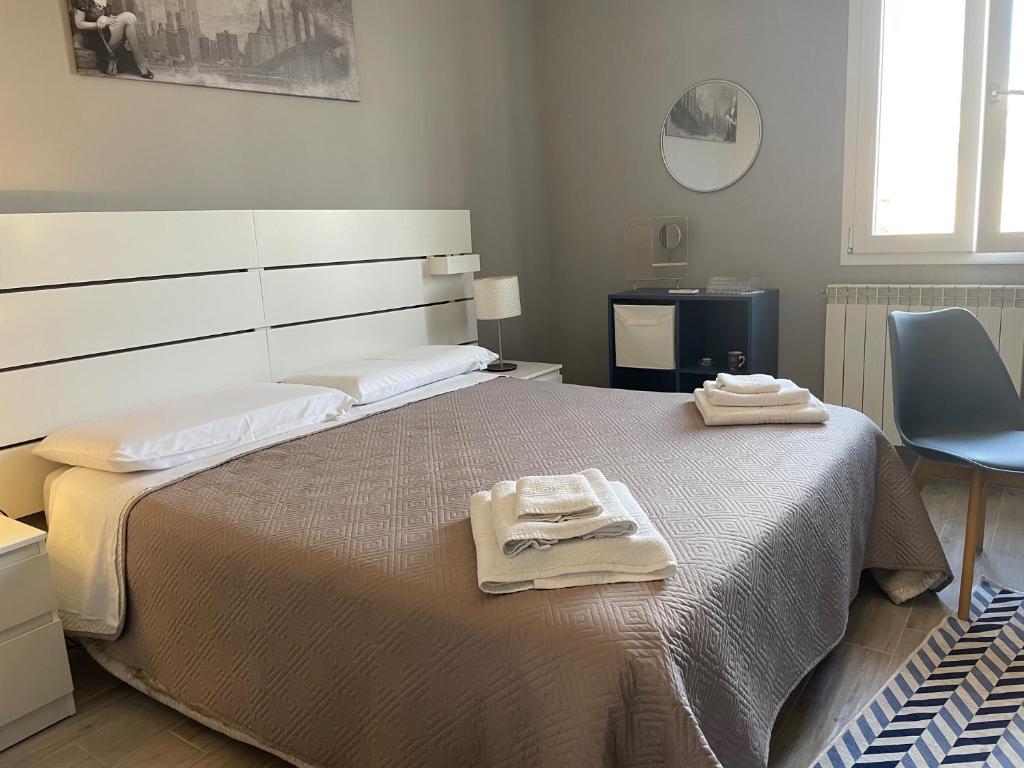 1 dormitorio con 1 cama grande y 2 toallas. en ALÌKA apartment en Agrigento