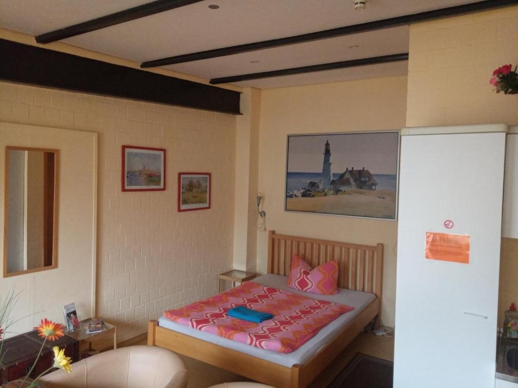 ein kleines Schlafzimmer mit einem Bett in einem Zimmer in der Unterkunft City Pension Senftenberg / Apartment Nr.1 in Senftenberg