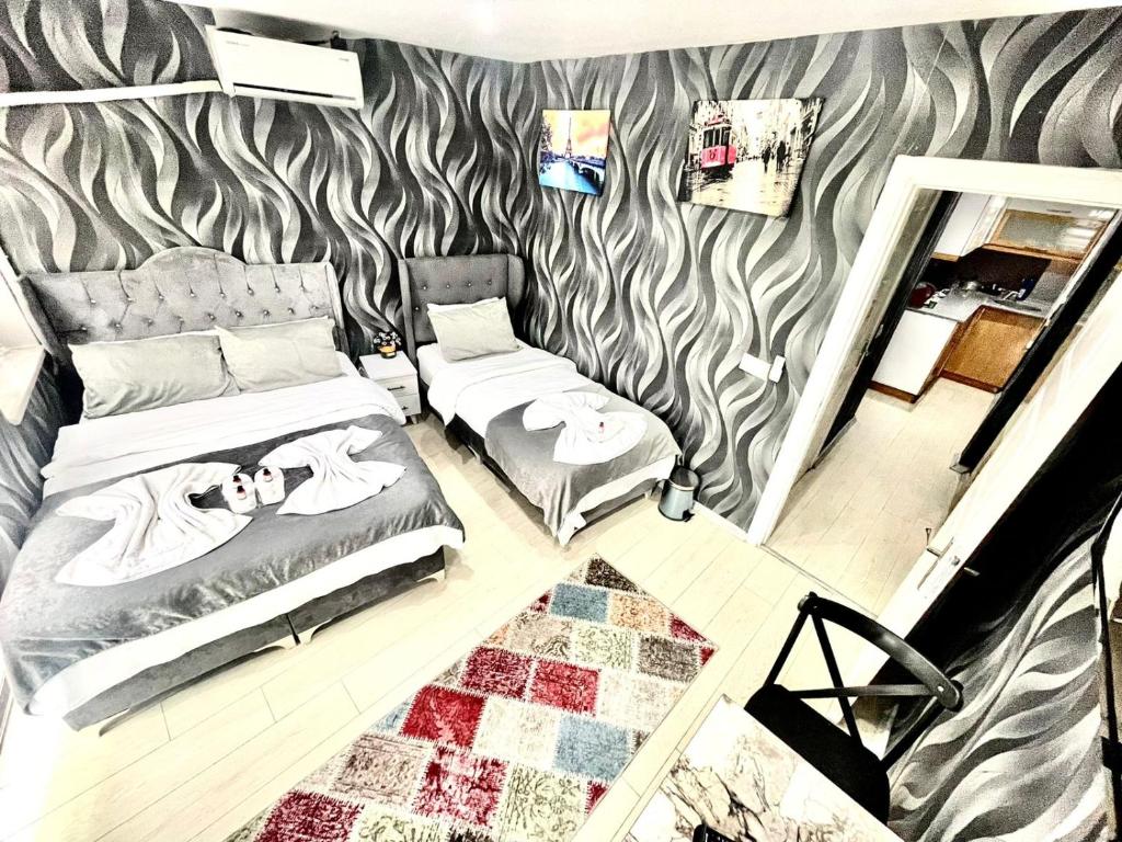 ein Zimmer mit einem Bett und einem Stuhl darin in der Unterkunft Taksim Central House Hotel in Istanbul