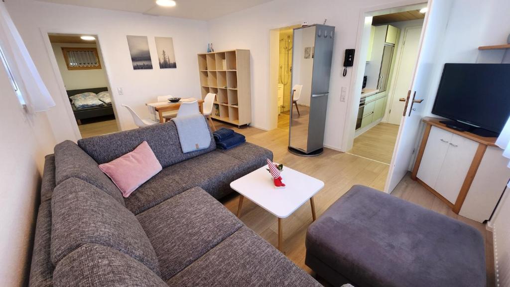 ein Wohnzimmer mit einem Sofa und einem Tisch in der Unterkunft Allgäunest in Leutkirch im Allgäu