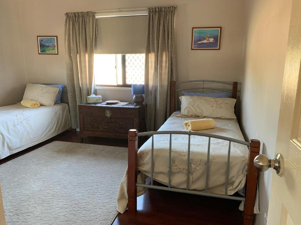 sypialnia z 2 łóżkami i oknem w obiekcie Almaden Country Rooms w mieście Almaden