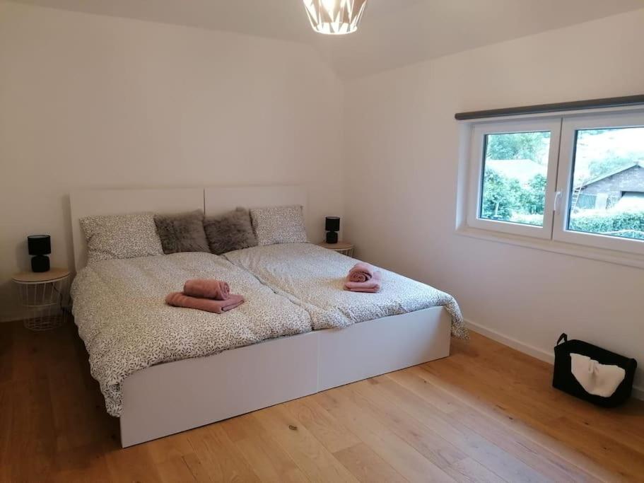 een slaapkamer met een bed met twee handdoeken erop bij Chez Mimi, Jolie maison typique à Theux in Theux