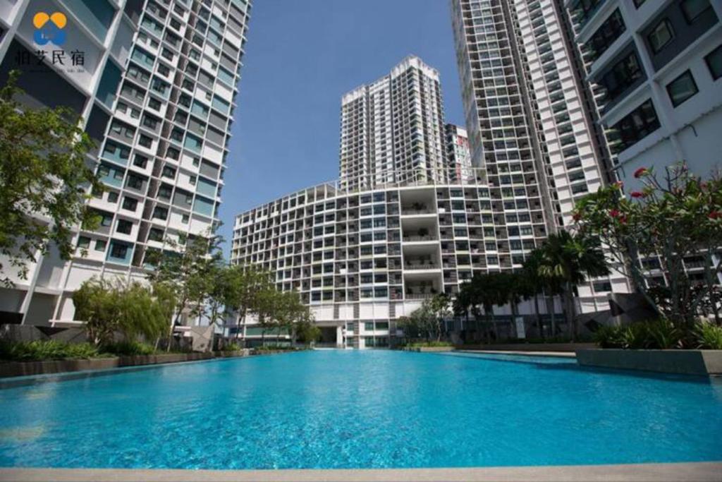 une grande piscine dans une ville avec de grands bâtiments dans l'établissement I Soho Studio at I City by Bai Yi # 0612, à Shah Alam