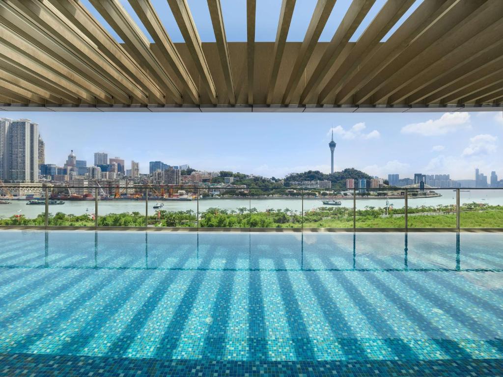 Bazén v ubytování Hilton Zhuhai nebo v jeho okolí