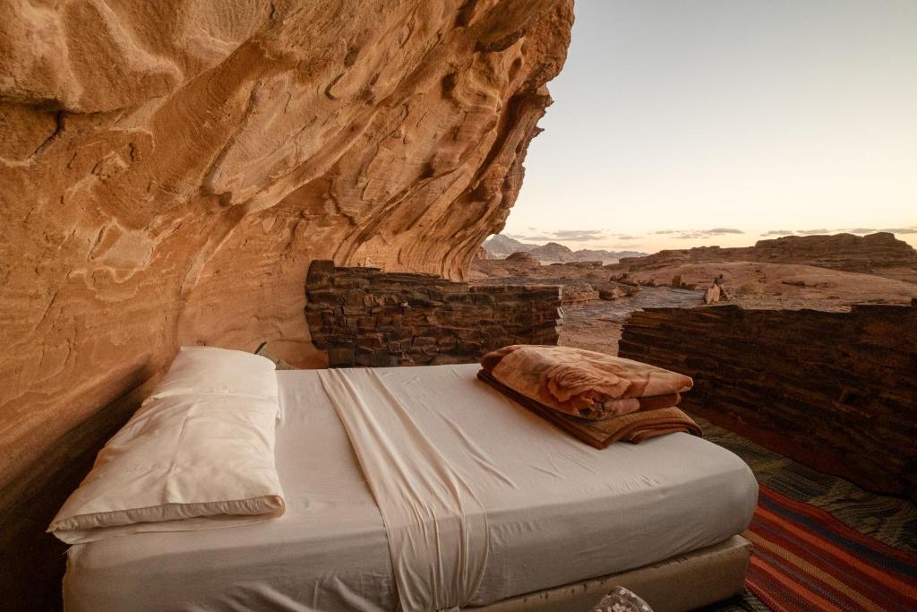 Postel nebo postele na pokoji v ubytování Wadi Rum Cave Camping
