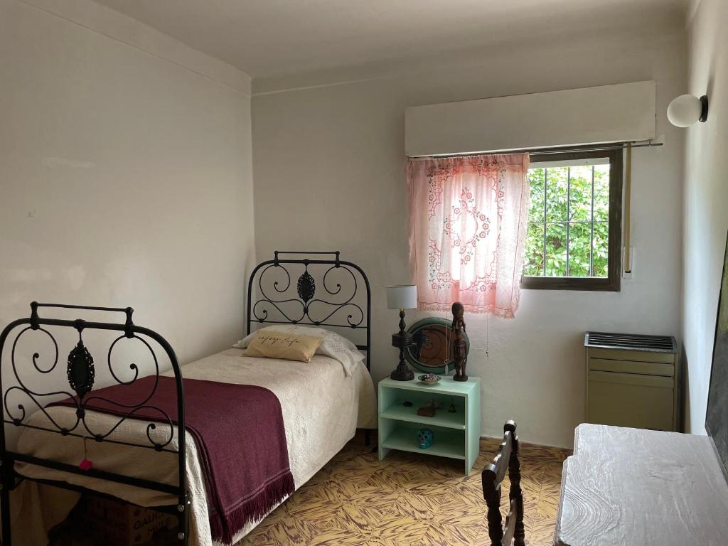 una camera da letto con un letto e una finestra di Playa Quequén a Quequén