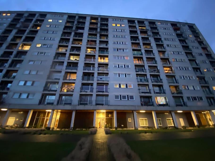 um grande edifício de apartamentos à noite em Cozy Apartment in the heart of Antwerp em Antuérpia