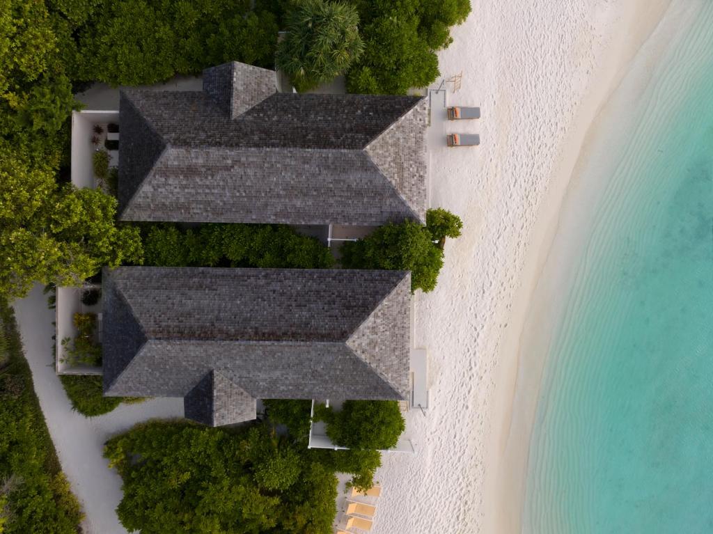 uma vista aérea de uma casa ao lado da praia em Emerald Faarufushi Resort & Spa em Raa Atoll