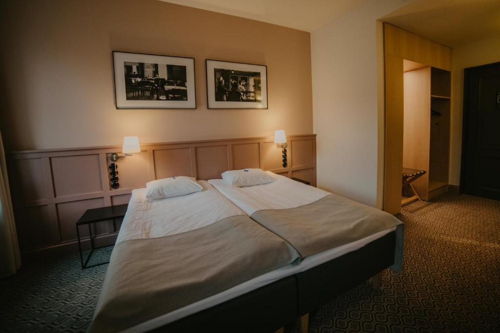 Postel nebo postele na pokoji v ubytování Coop Hotell