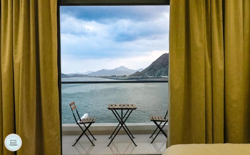 Zimmer mit Fenster und Blick auf das Wasser in der Unterkunft Sea Breeze Villa in Fudschaira