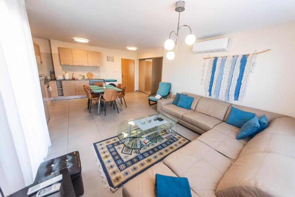 uma sala de estar com um sofá e uma mesa em 3 bed, Kapparis, Thea - 3A em Paralimni