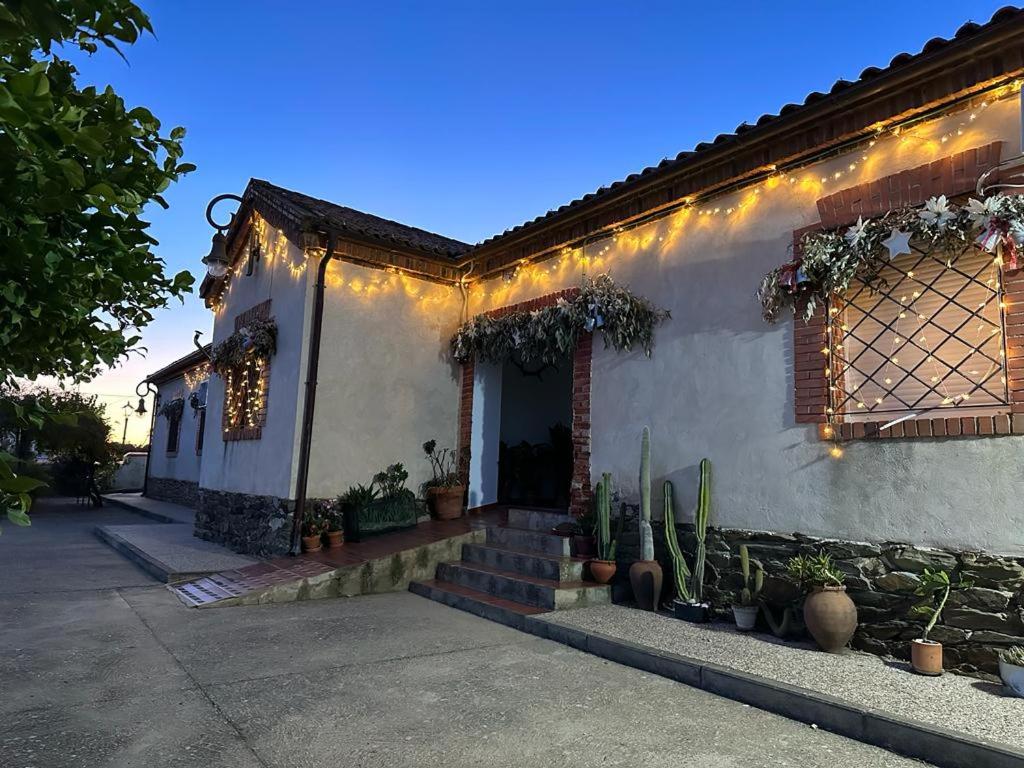 La casa barata, casa rural في Cedillo: منزل فيه اضاءه جانبيه