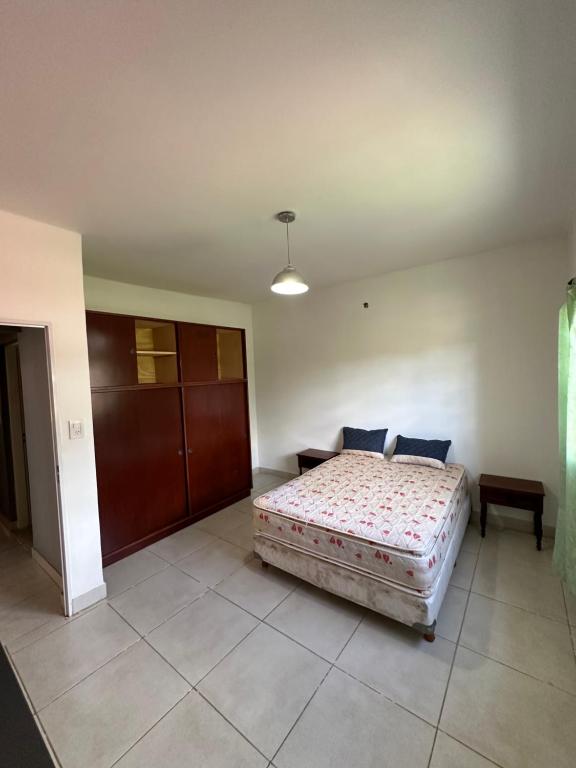 um quarto com uma cama grande num quarto em Hostal Del Sol Temporario em Rosário