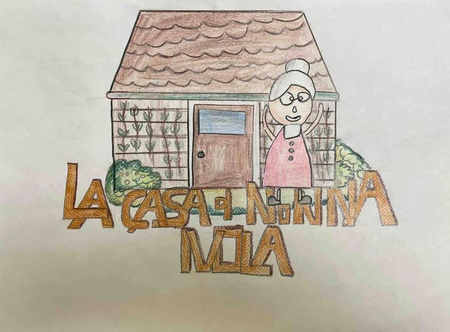 un dibujo de una mujer parada frente a una casa en La casa di nonna Ivola, en Tocco da Casauria