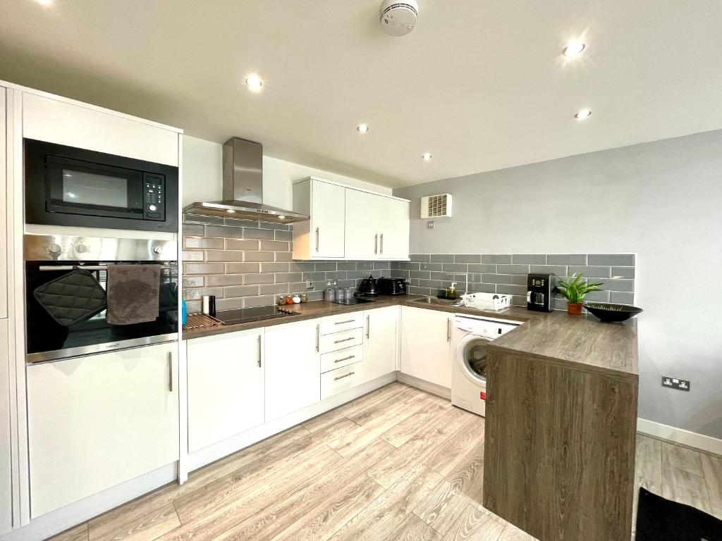 Rooms Near Me - Rare Find! 2 Bed Open Plan Apartment, Walsall City Centre, Smart Tv, Ensuite, M6 J9, Parking Nearby - Two-Bedroom Apartment