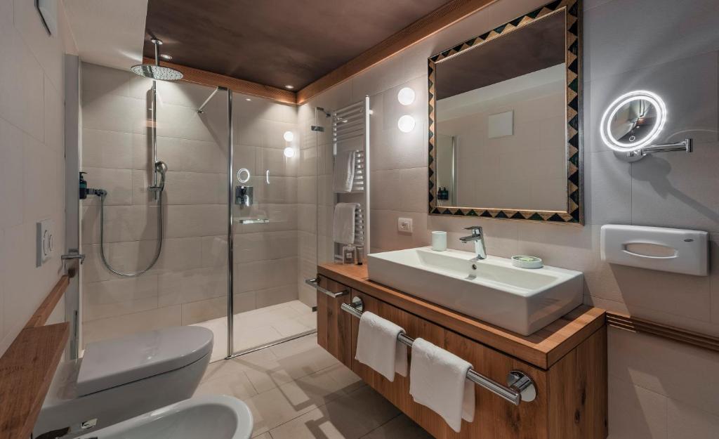 Koupelna v ubytování Posta Zirm Hotel