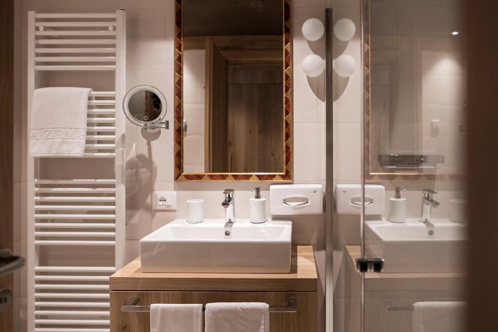 Koupelna v ubytování Posta Zirm Hotel