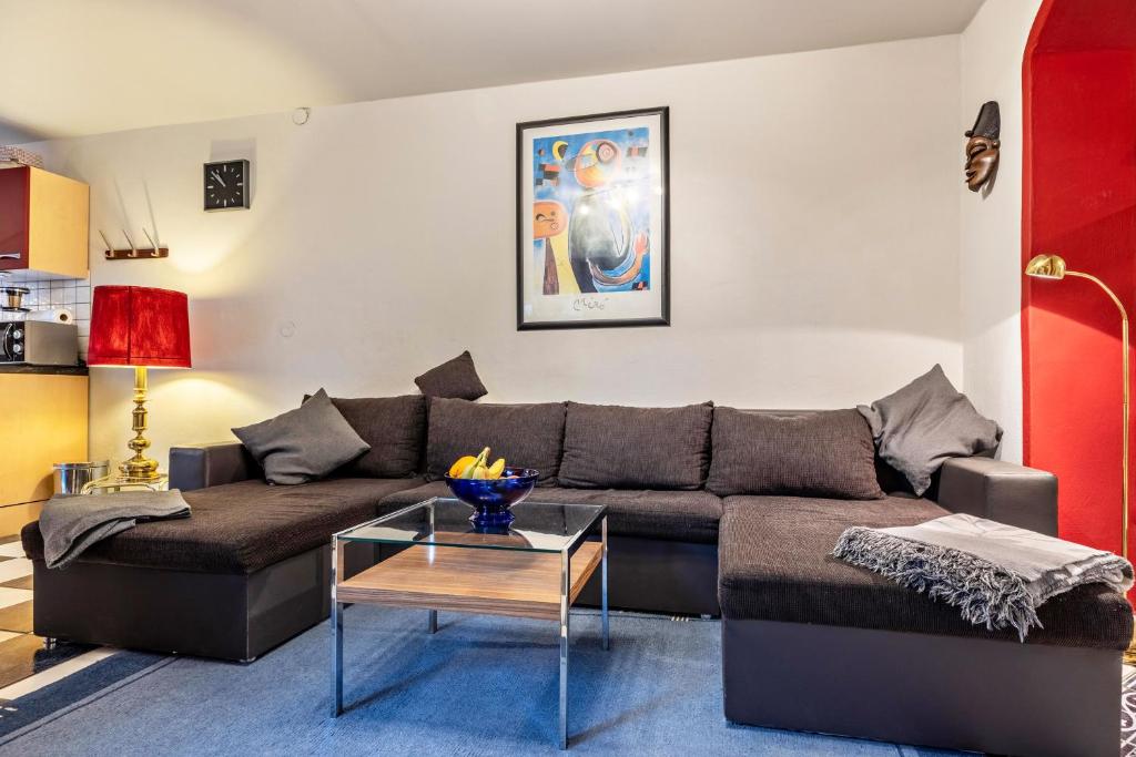 sala de estar con sofá y mesa en Einzimmer Appartment in Heckenbeck, en Bad Gandersheim