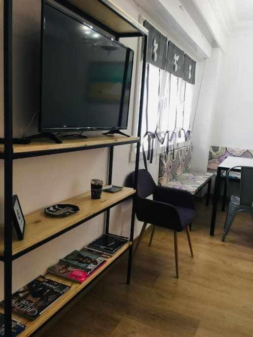 Televízia a/alebo spoločenská miestnosť v ubytovaní Oak Palace Oakplacescom