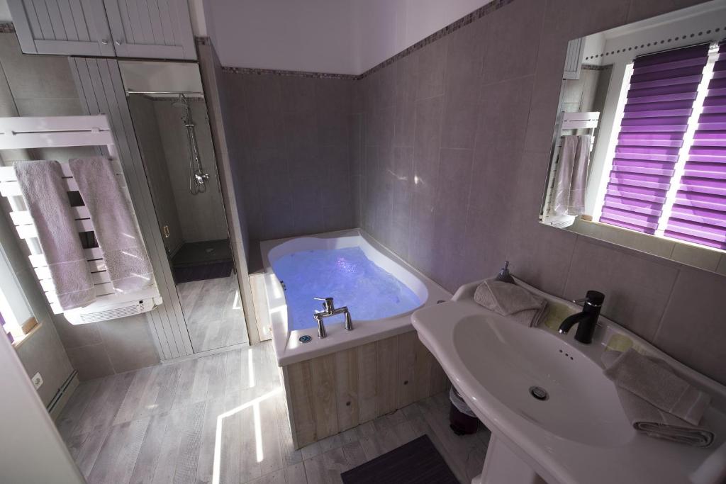 Maison d'Hôtes Ferme d'Issonges B&B - Deluxe Double Room With Bath