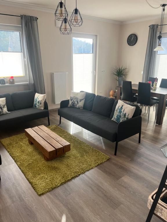 sala de estar con sofá y mesa de centro en Ferienhaus Pinieneck, en Bad Laasphe