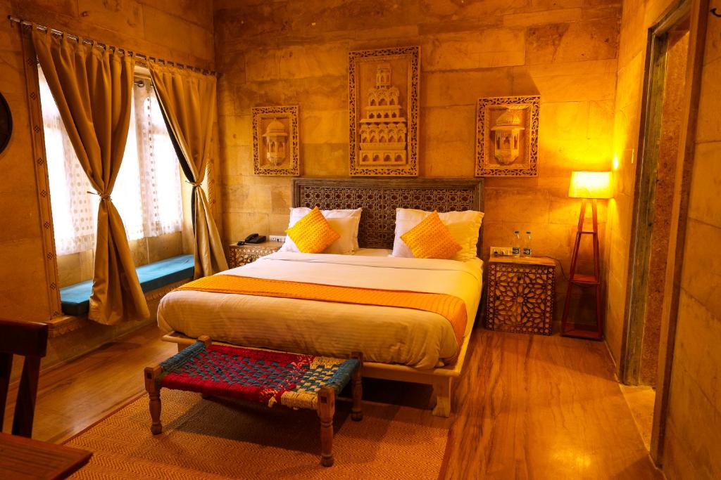 Postel nebo postele na pokoji v ubytování Garh Meera - A Sensational Boutique Hotel