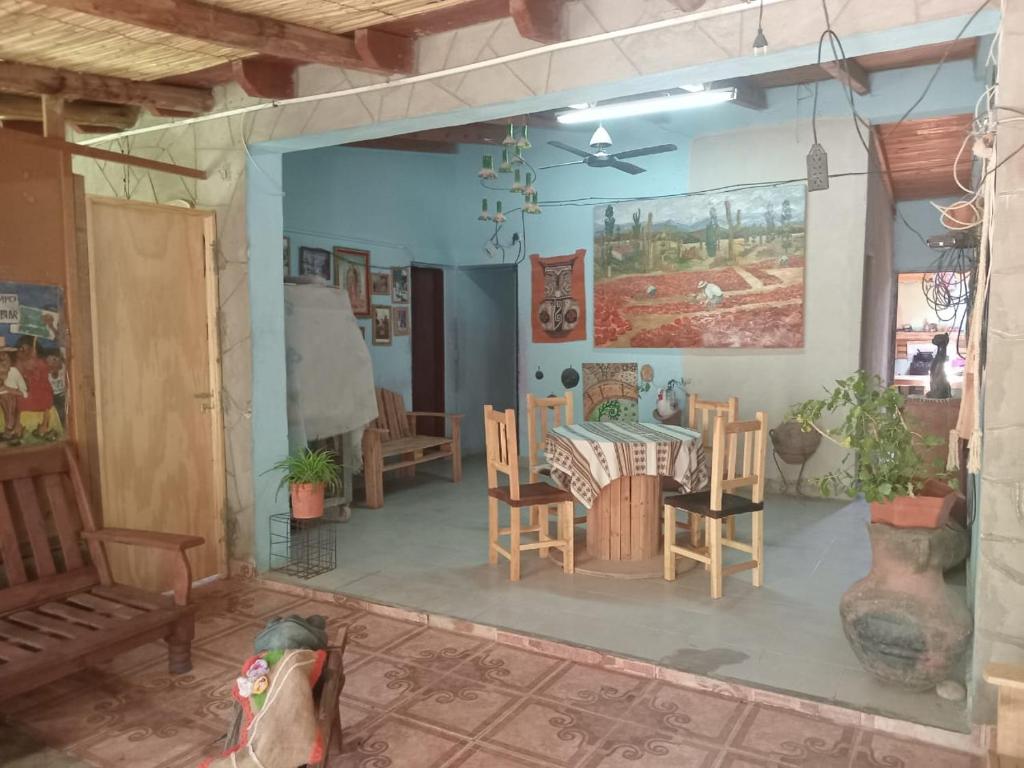 een kamer met een tafel en stoelen en een tafel bij Hostel Mami Cruz in Cachí