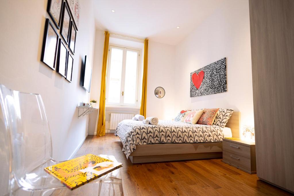 Habitación pequeña con cama y ventana en tHE Keith Haring Home en Milán