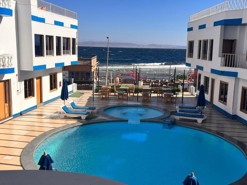 Bazén v ubytování Seaview Hotel Dahab nebo v jeho okolí