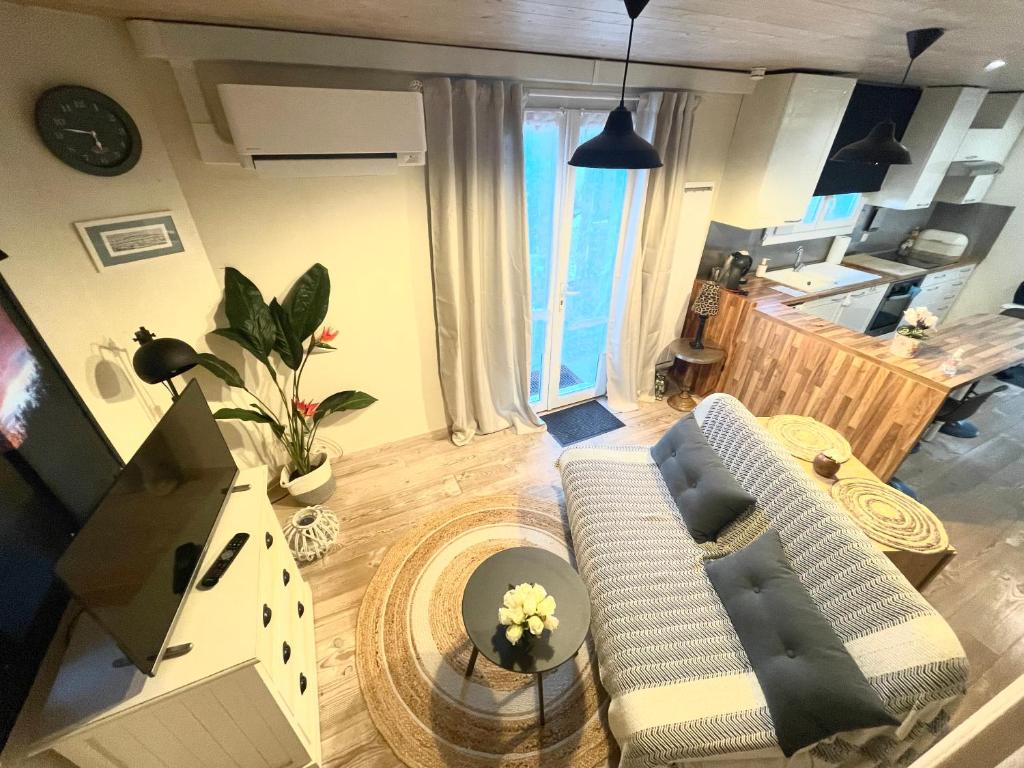 - un salon avec un canapé et une table dans l'établissement Petite Maison des Renaudins, à Taillebourg