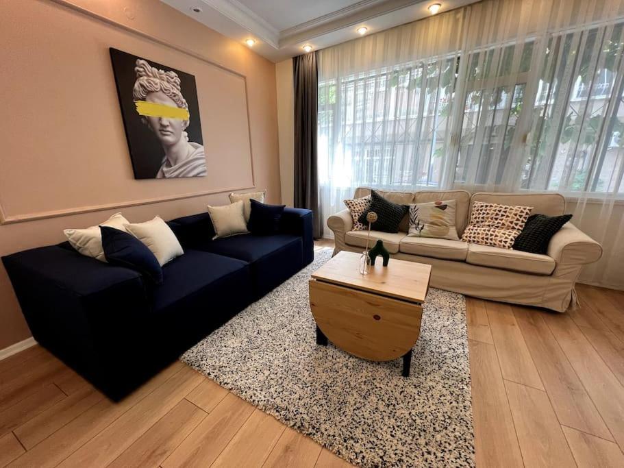 - un salon avec un canapé et une table dans l'établissement Spacious 3BR 3AC Near Metro, à Istanbul