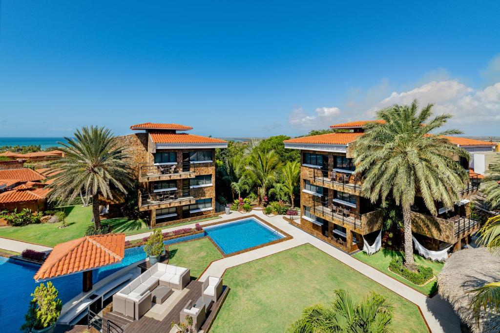 una vista aérea de un complejo con piscina en Vientos del Caribe Club & Hotel en El Yaque