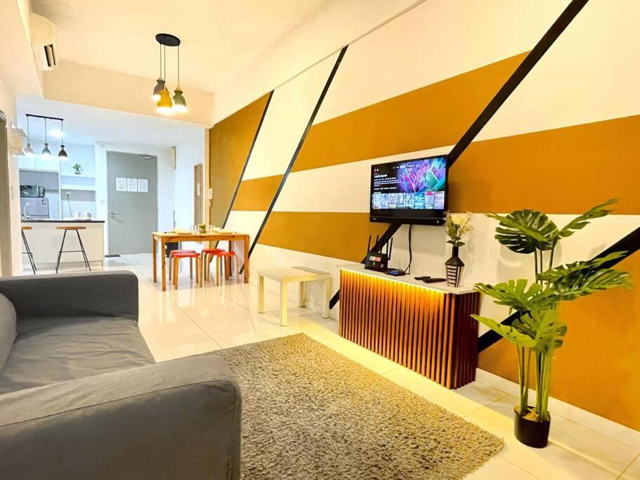 een woonkamer met een bank en een tv bij Sutera Avenue (2 rooms 5 Pax) Opposite Imago Mall in Kota Kinabalu