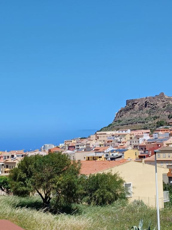 una vista de una ciudad con una montaña en Appartamento per vacanza, en Castelsardo