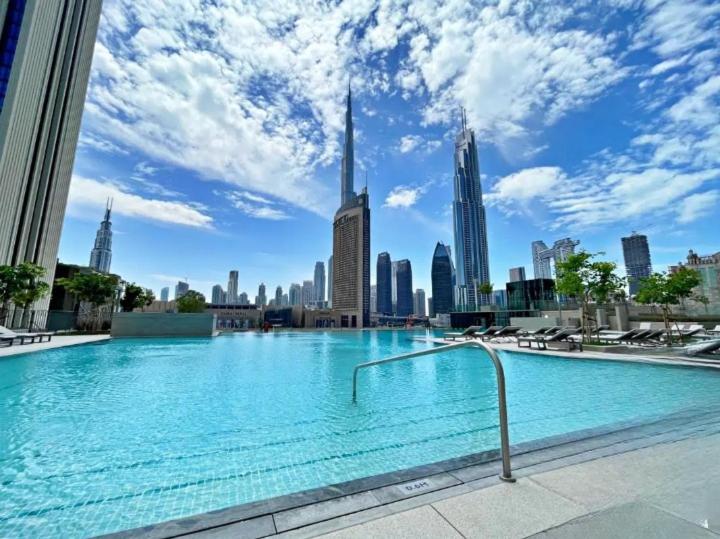 Bazén v ubytování Gorgeous 2BR Apartment in Downtown - Dubai nebo v jeho okolí