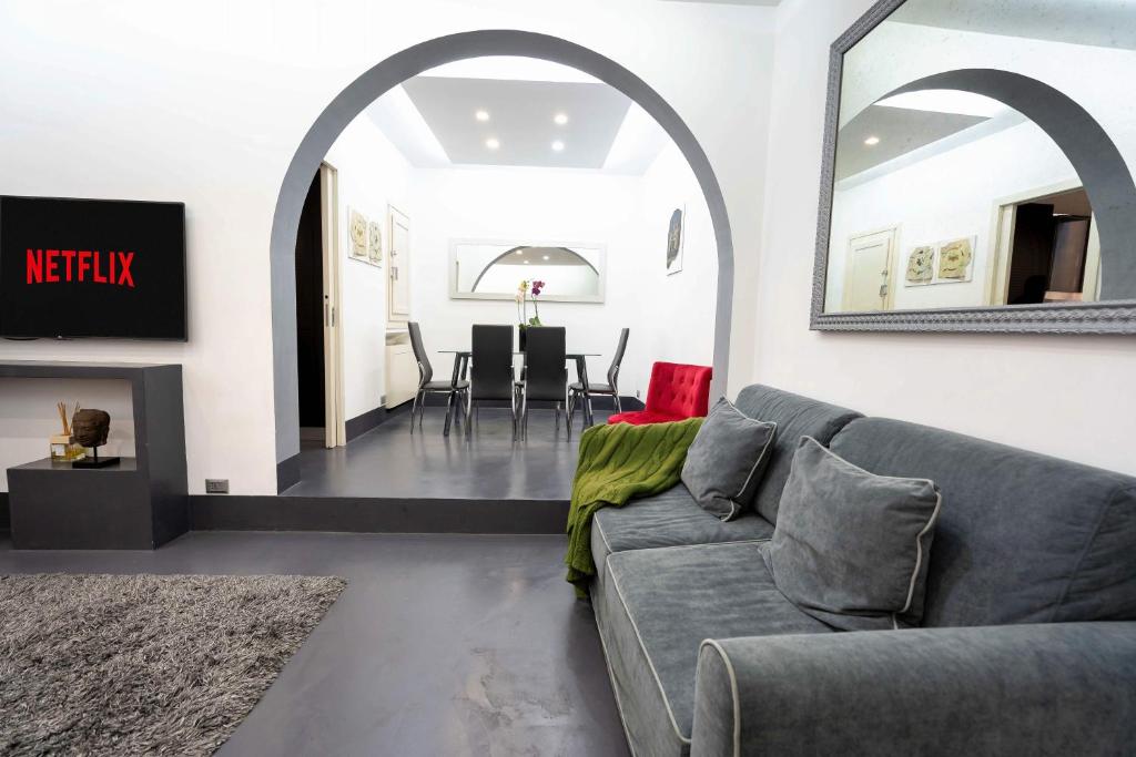 - un salon avec un canapé et un miroir dans l'établissement White Style Gambero, à Rome