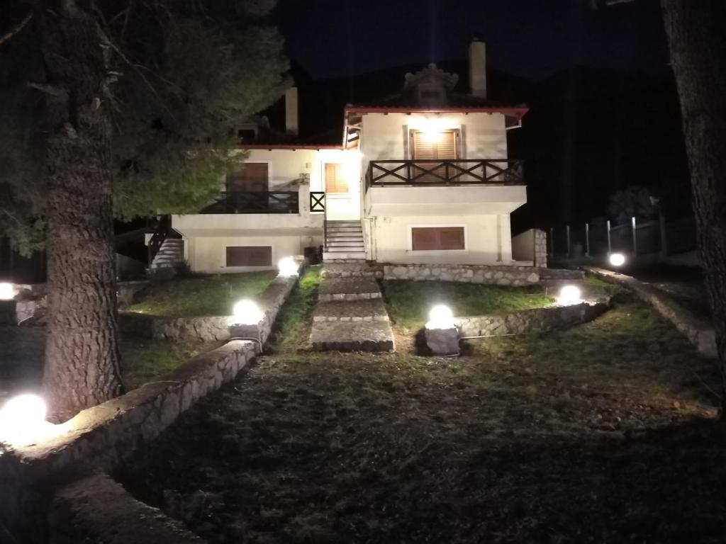 uma casa à noite com luzes no quintal em View suites em Arachova