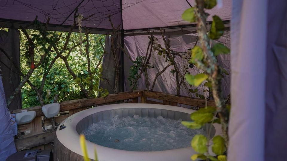 a jacuzzi tub in a tent at Quinta Miminel in Rabuide