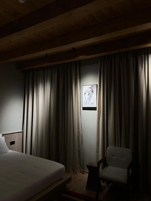 Postel nebo postele na pokoji v ubytování Faces & Places Boutique Hotel