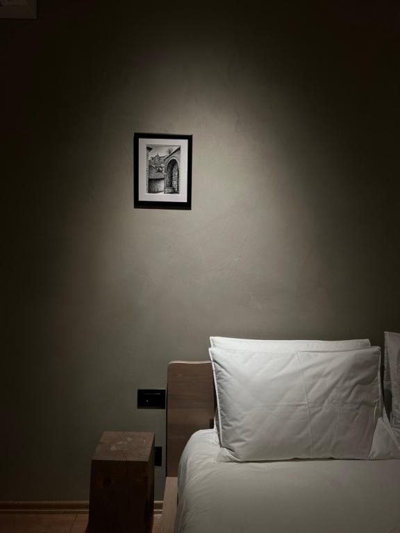 Postel nebo postele na pokoji v ubytování Faces & Places Boutique Hotel