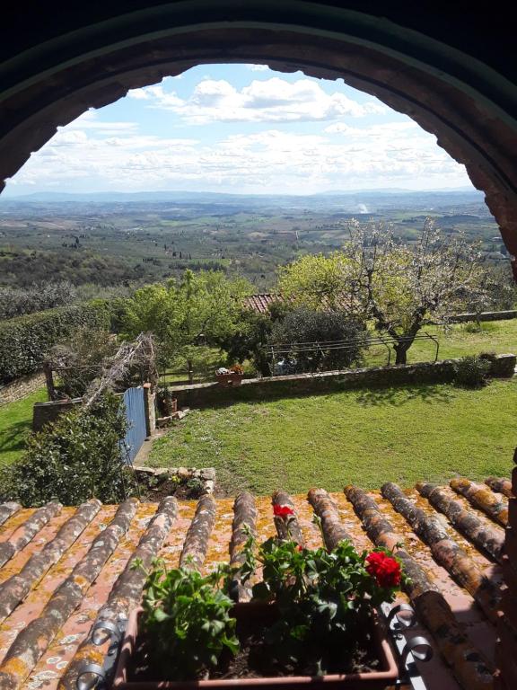 芬奇的住宿－Poderino La Noce，从鲜花盛开的花园窗户欣赏美景