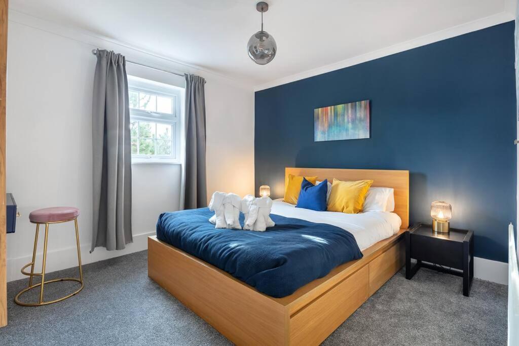 ein Schlafzimmer mit einem Bett mit zwei Teddybären darauf in der Unterkunft Newly Renovated 2 Bed Cottage - Long Stay Reduce Rate in Windsor