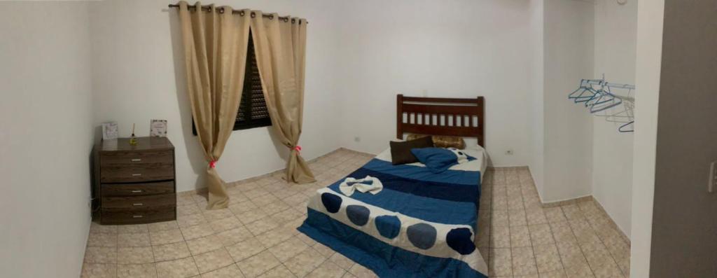 Tempat tidur dalam kamar di Casa Guarujá