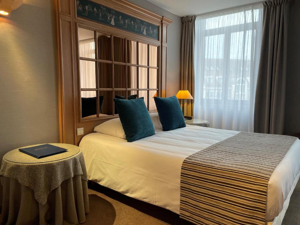 Postel nebo postele na pokoji v ubytování Hôtel EUROPE